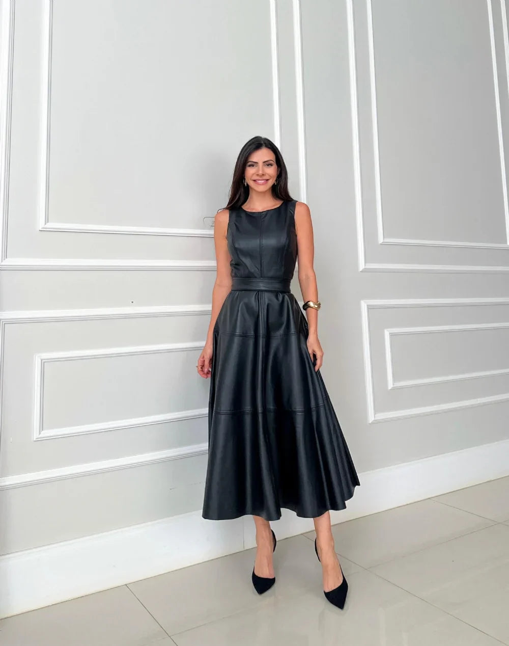Niewiasta – Sukienka midi ze sztucznej skóry o eleganckim charakterze