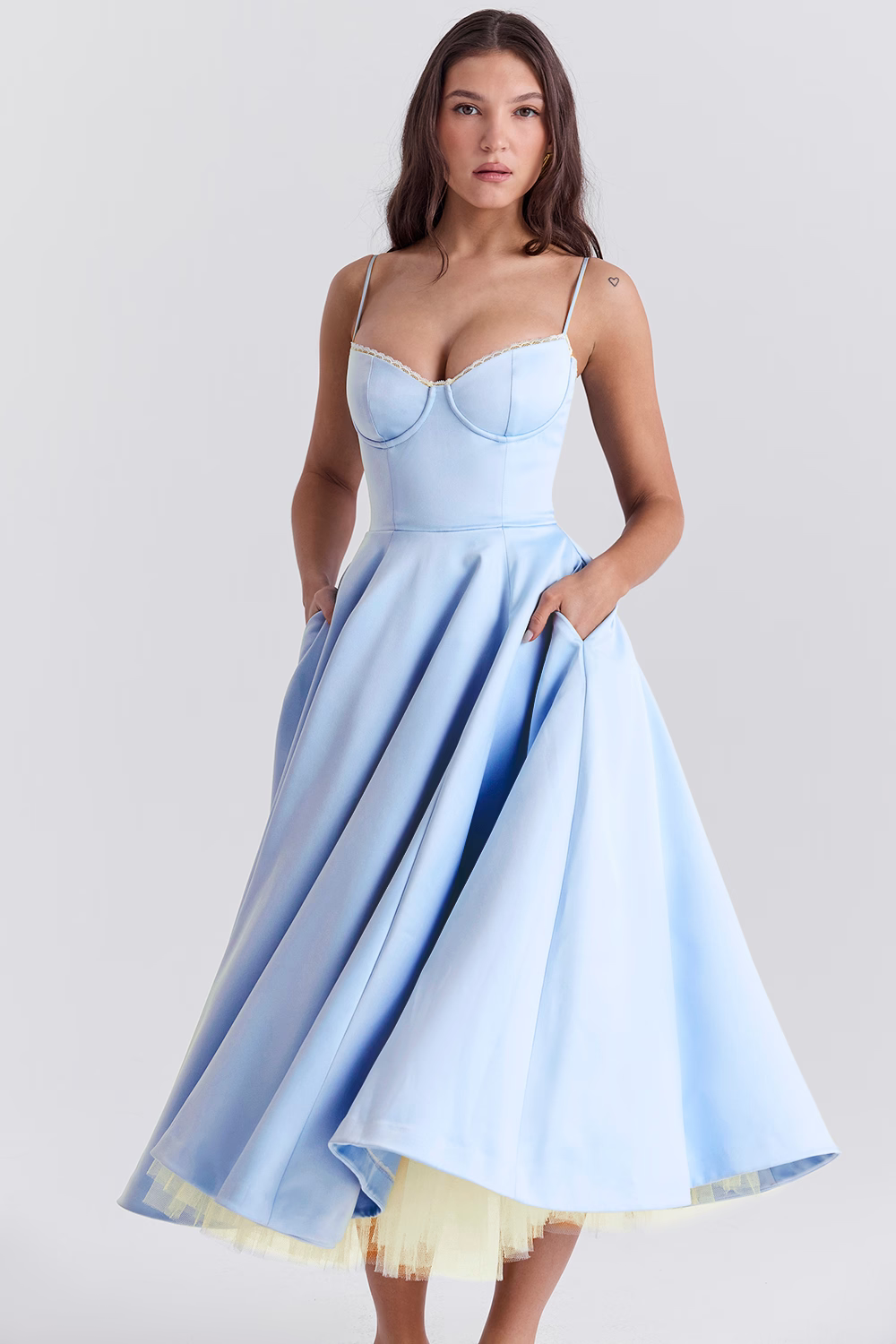 Zelina – Elegancka sukienka z tiulową spódnicą