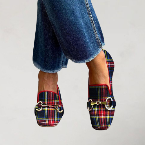 Kariana - Eleganckie loafersy w kratę z metalową klamrą