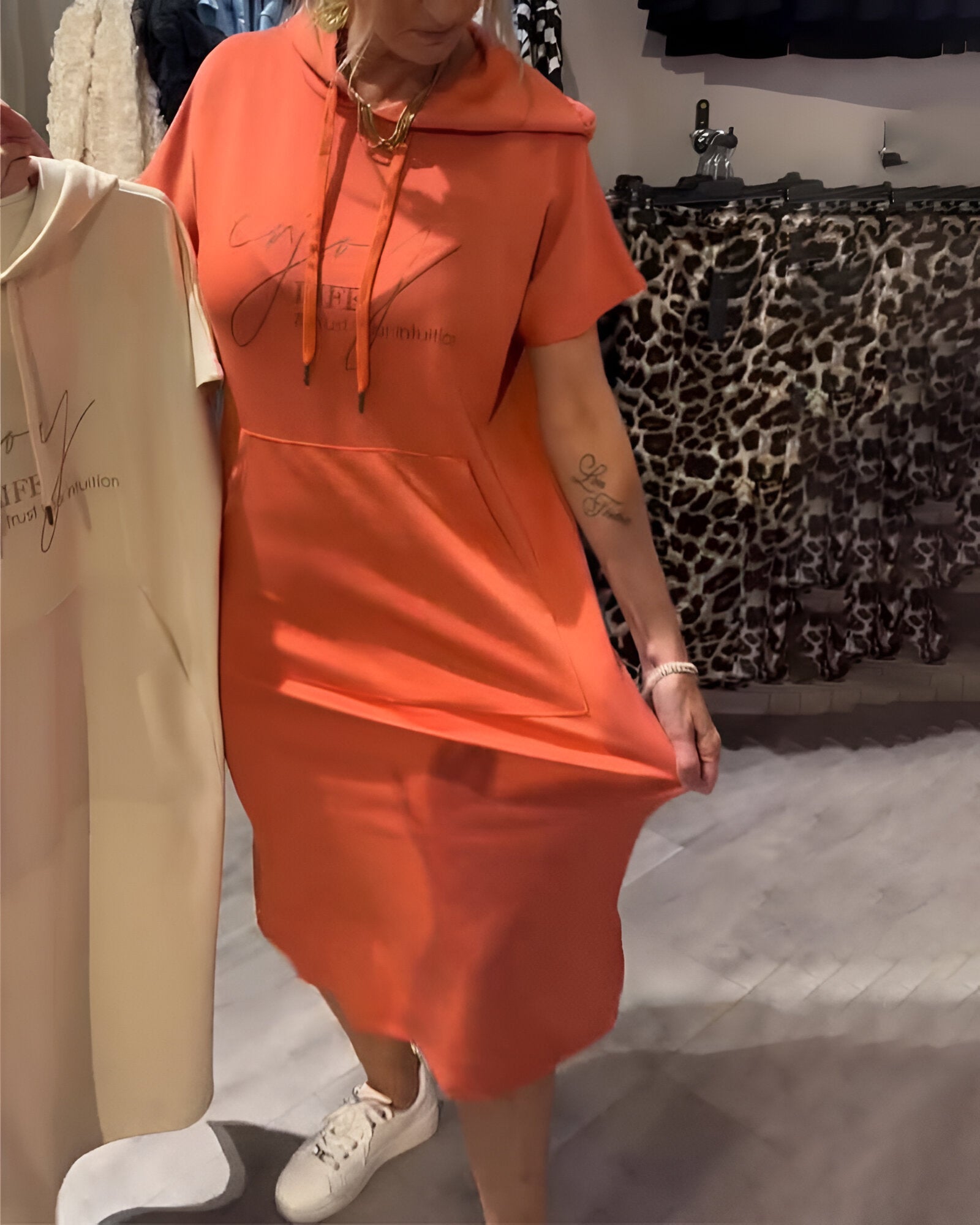 Alina – Codzienna sukienka z kapturem i luzem